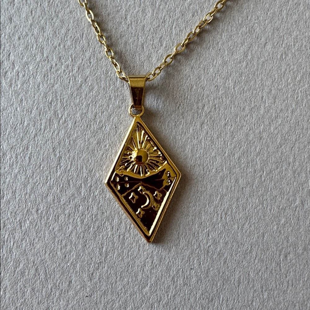 Gold moon star Pendant Necklace M675 - Picture 3 of 4